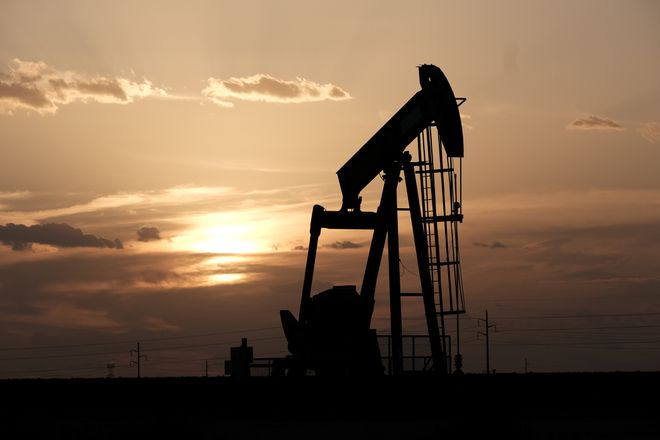 Giá xăng dầu hôm nay 6.3.2021: Dầu Brent tiến sát mốc 70 USD/thùng