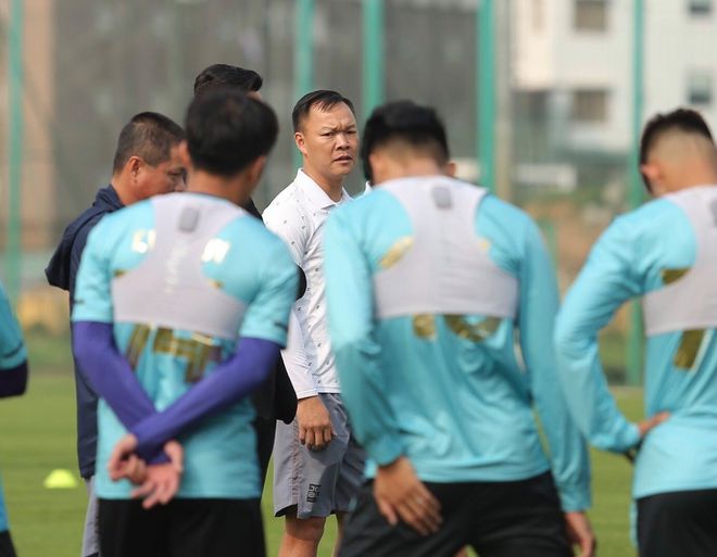 CLB Hà Nội phủ nhận việc thay HLV Chu Đình Nghiêm bằng trợ lý Dương Hồng Sơn